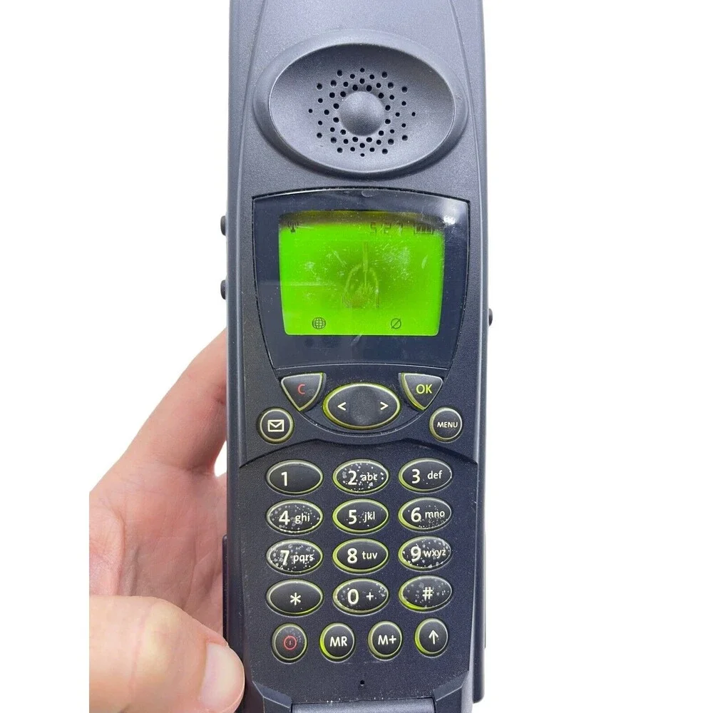 Motorola 9500 Satellite Phone Iridium Network, 2 Batteries, Accessories In Box